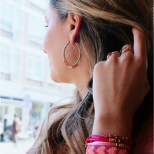 Lade das Bild in den Galerie-Viewer, Ovale Reifenohrringe mit Facetten und Miyukis - Rot/Rosa