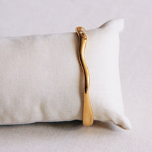 Lade das Bild in den Galerie-Viewer, Armreif Welle klein - Gold