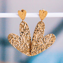 Lade das Bild in den Galerie-Viewer, Statement-Ohrring Doppelherz gehämmert