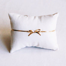 Lade das Bild in den Galerie-Viewer, Flaches Schlangenarmband mit Schleife