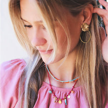 Lade das Bild in den Galerie-Viewer, Ovale Statement -Ohrringe mit Blume