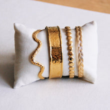 Lade das Bild in den Galerie-Viewer, Armreif breit verbeult - Gold