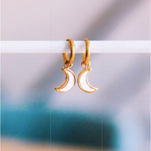 Lade das Bild in den Galerie-Viewer, Edelstahl-Reifenohrringe mit Perlmuttermond
