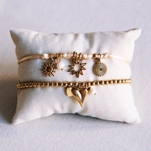 Lade das Bild in den Galerie-Viewer, Perlenarmband mit Herzen und Mini -Perle