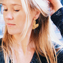 Lade das Bild in den Galerie-Viewer, Statement-Ohrring Doppelherz gehämmert
