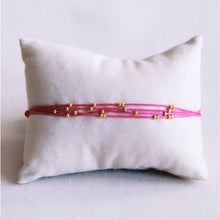 Lade das Bild in den Galerie-Viewer, Vierfach -Satinarmband mit Perlen - Fuchsia
