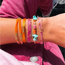 Lade das Bild in den Galerie-Viewer, Vierfach -Satinarmband mit Perlen - Fuchsia