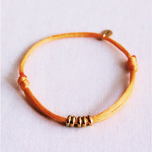 Lade das Bild in den Galerie-Viewer, Satinarmband mit Ringen – Orange/Gold