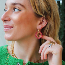 Lade das Bild in den Galerie-Viewer, Ohrring mit rundem Facettenanhänger - Fuchsia