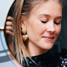Lade das Bild in den Galerie-Viewer, Statement-Ohrringe mit verarbeiteten Herzen