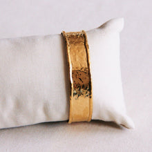Lade das Bild in den Galerie-Viewer, Armreif breit verbeult - Gold