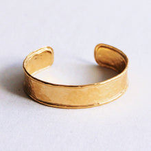 Lade das Bild in den Galerie-Viewer, Armreif breit verbeult - Gold