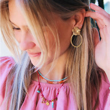 Lade das Bild in den Galerie-Viewer, Ovale Statement -Ohrringe mit Blume

