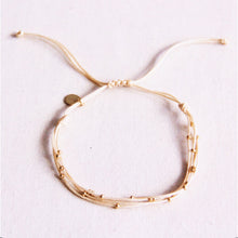 Lade das Bild in den Galerie-Viewer, Vierfach -Satinarmband mit Perlen - Sand
