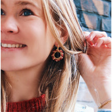 Lade das Bild in den Galerie-Viewer, Ohrring mit runder Facettenanhänger - rosa/rote Mischung
