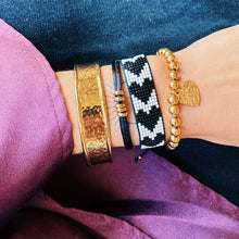 Lade das Bild in den Galerie-Viewer, Grobes Perlenarmband mit Herz
