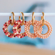 Lade das Bild in den Galerie-Viewer, Ohrring mit runder Facettenanhänger - rosa/rote Mischung
