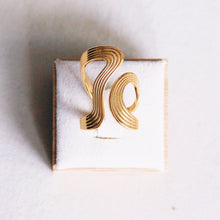 Lade das Bild in den Galerie-Viewer, Statement-Retro-gestreifter XL-Ring – Gold

