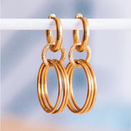 Breiter Ohrring mit verdrehten und glatten Ringen