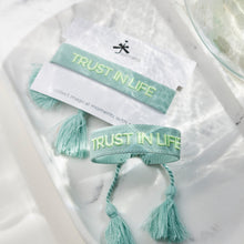 Lade das Bild in den Galerie-Viewer, Armband mit Schriftzug
