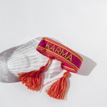Lade das Bild in den Galerie-Viewer, Armband mit Schriftzug
