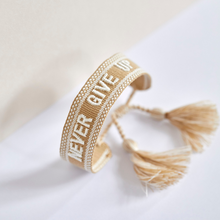 Lade das Bild in den Galerie-Viewer, Armband mit Schriftzug
