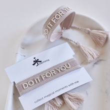 Lade das Bild in den Galerie-Viewer, Armband mit Schriftzug
