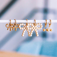 Lade das Bild in den Galerie-Viewer, Ohrringe aus Edelstahl mit Perlenbogen
