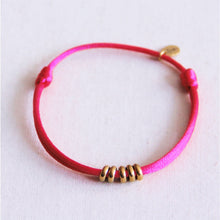 Lade das Bild in den Galerie-Viewer, Satinarmband mit Ringen - Fuchsia/Gold
