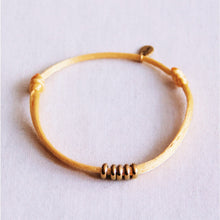 Lade das Bild in den Galerie-Viewer, Satinarmband mit Ringen – Gelb/Gold
